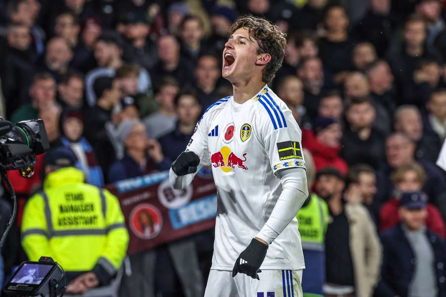 Aaronson of Leeds celebrates his goal