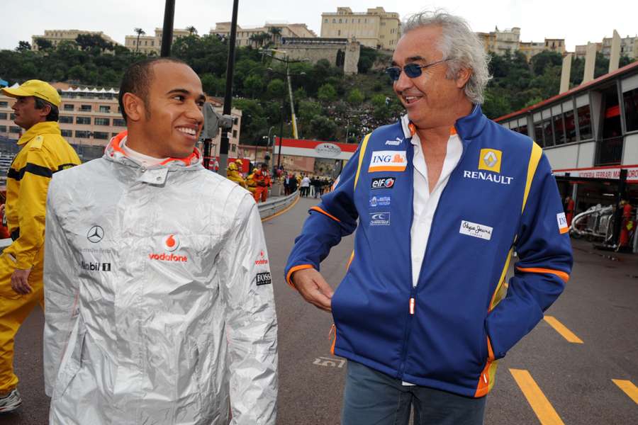 Hamilton (I) y Flavio Briatore (D), en 2008