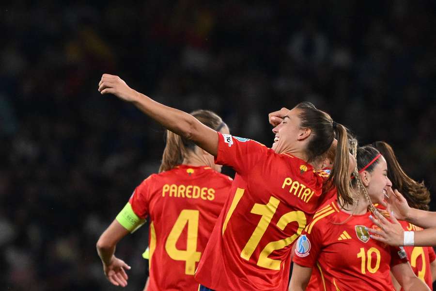 L'Italie s'incline face à une Espagne impériale mais se qualifie pour les quarts de finale