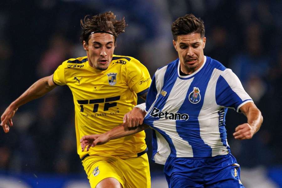 Tomás Lacerda disputa a bola com Moura Tomás Lacerda disputa a bola com Moura