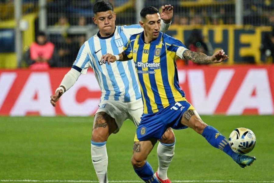 Di María ante Marcos Rojo en el Rosario Central-Racing