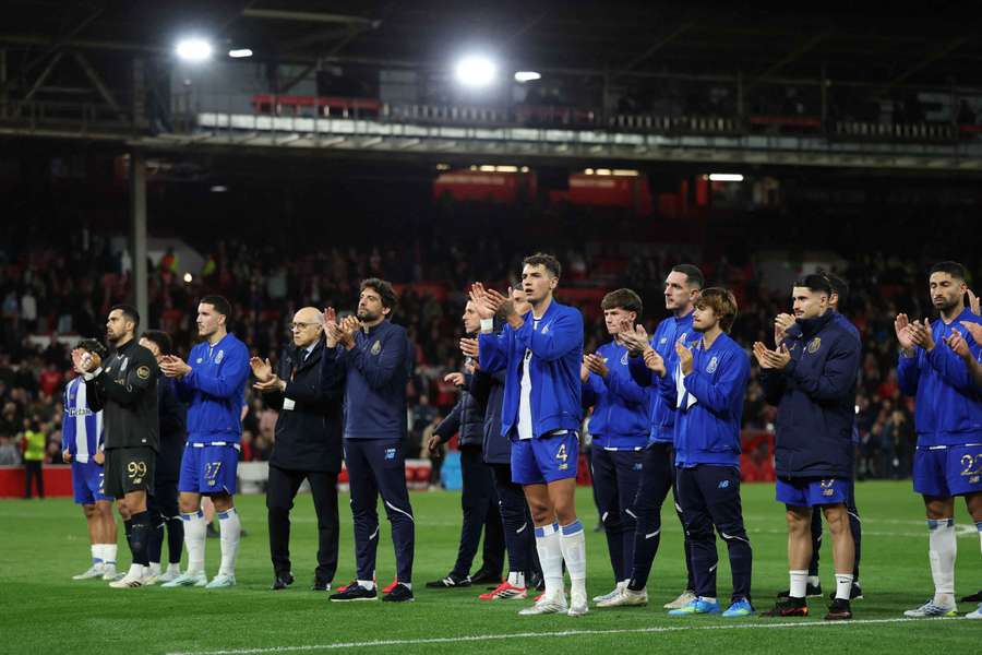 Os jogadores do FC Porto no City Ground no final da partida