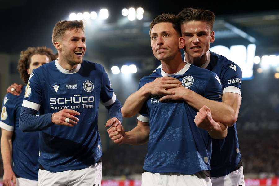 I giocatori dell'Arminia Bielefeld festeggia la qualificazione alla finale di DFB Cup.