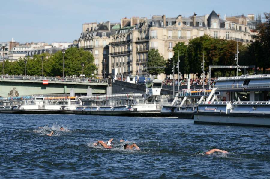 Zwemmers in actie tijdens de 10 km met op de achtergrond de Pont Alexandre III