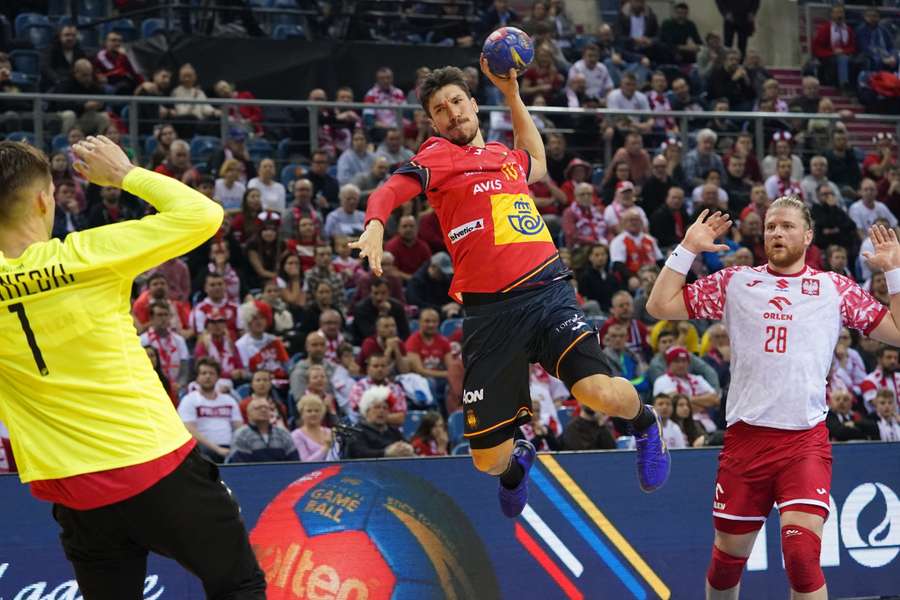 Álex Dujshebaev lanza a puerta durante el España-Polonia del Mundial 2023