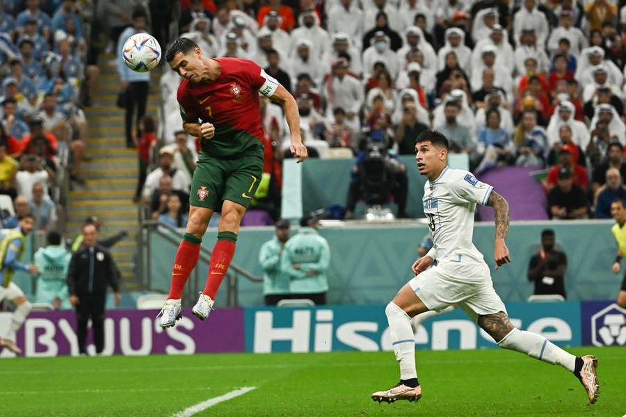 Ronaldo se míče před prvním gólem Portugalska v zápase proti Uruguayi nedotkl.