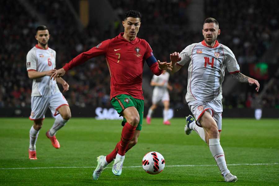 Velkovski îl talonează pe Ronaldo într-o partidă de calificare la World Cup 2022