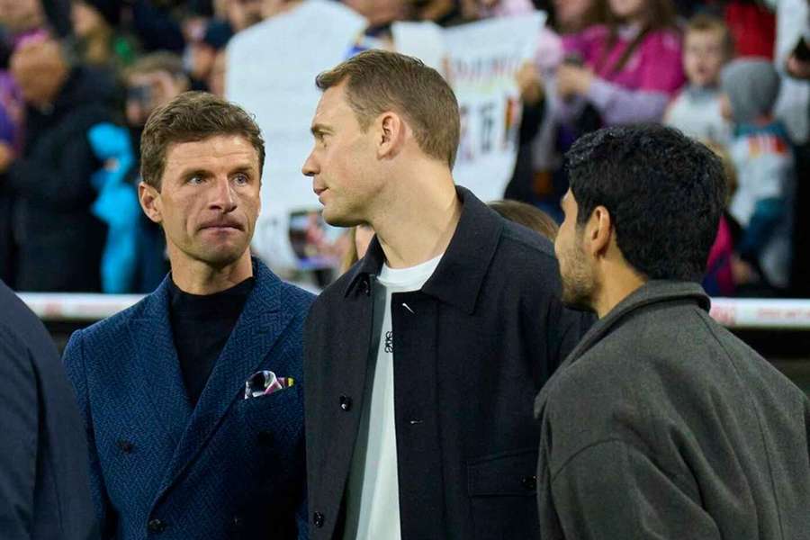 Thomas Müller und Neuer bei ihrer Verabschiedung - doch der Torhüter ist zurück. Thomas Müller und Neuer bei ihrer Verabschiedung - doch der Torhüter ist zurück.