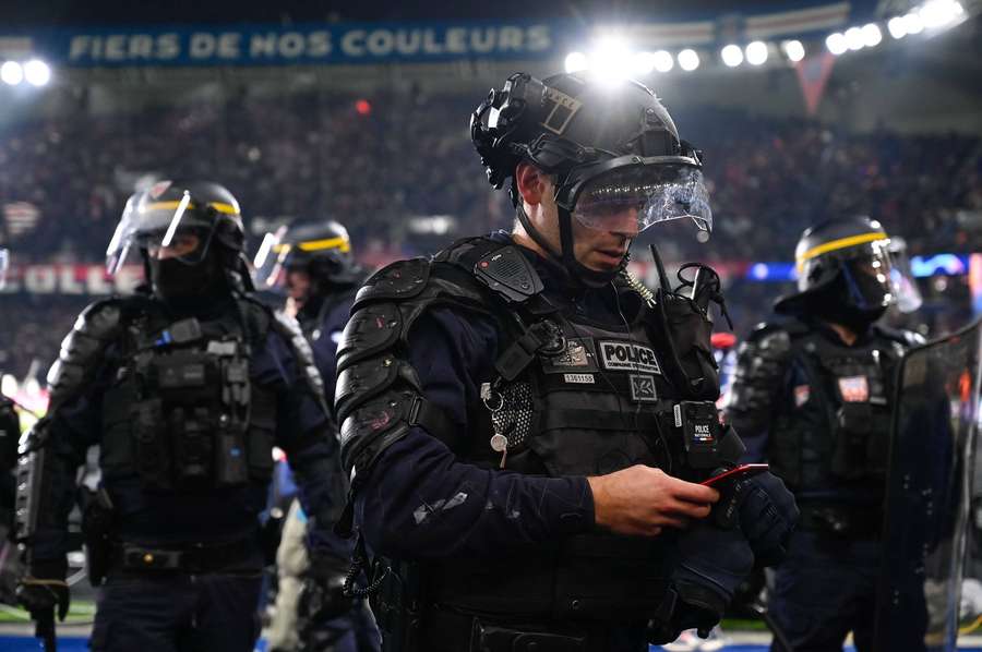 Polizeieinheiten bei einem Spiel von Paris SG.