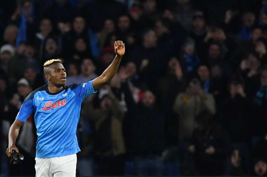 Victor Osimhen na celebração do primeiro golo marcado frente ao Eintracht Frankfurt