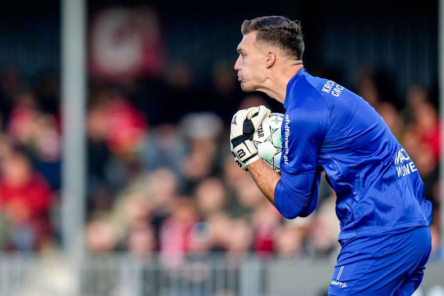 Doelman Nordin Bakker van Almere kreeg in de afgelopen twee duels net zoveel goals om de oren als in de zeven duels ervoor