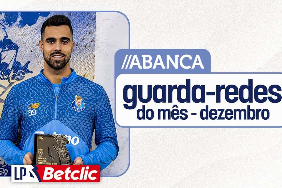 Diogo Costa com o troféu de melhor guarda-redes de dezembro