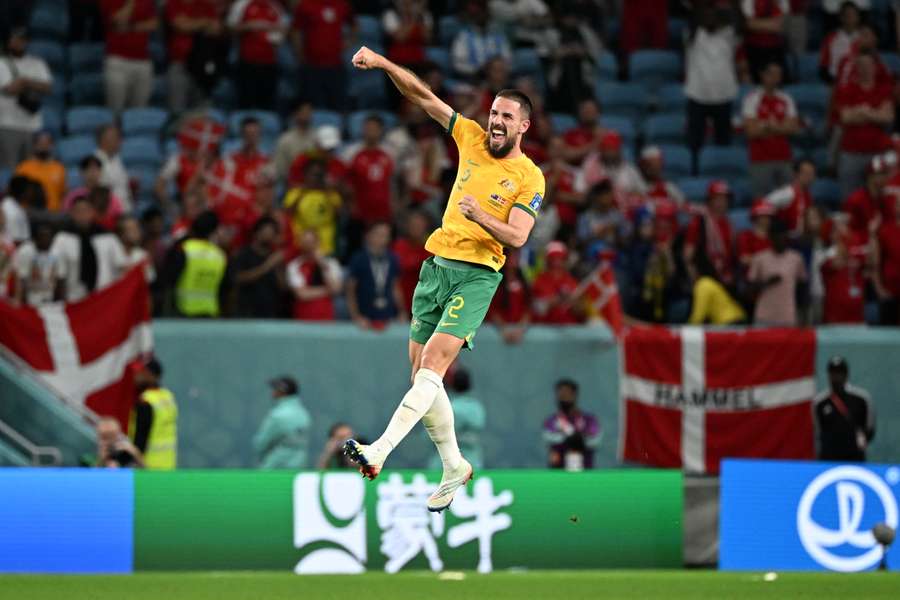 Milos Degenek a festejar a vitória da Austrália diante da Dinamarca