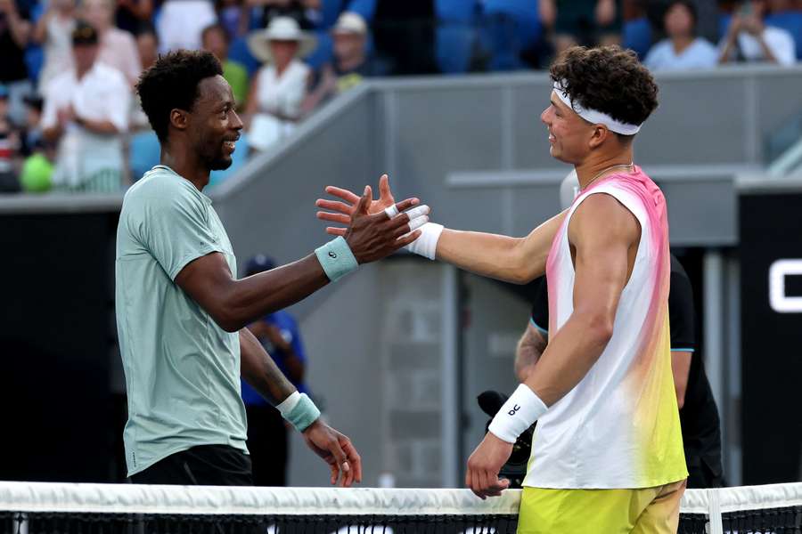 Shelton (R) shakes hands with Monfils
