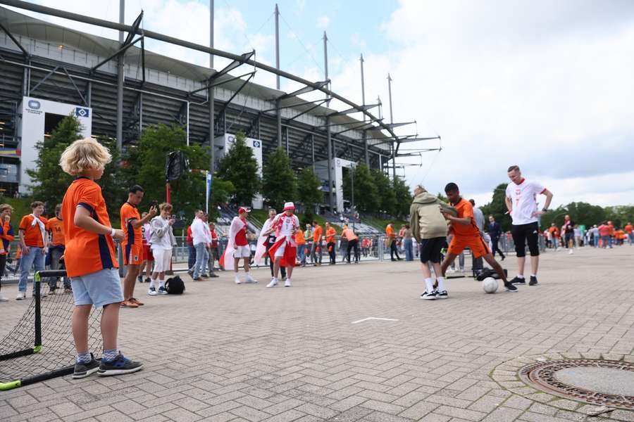 Rond het stadion spelen jonge Oranjefans een potje voetbal