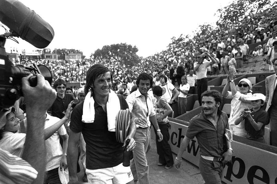 Adriano Panatta dopo la vittoria contro Bjorn Borg al Roland Garros del 1976