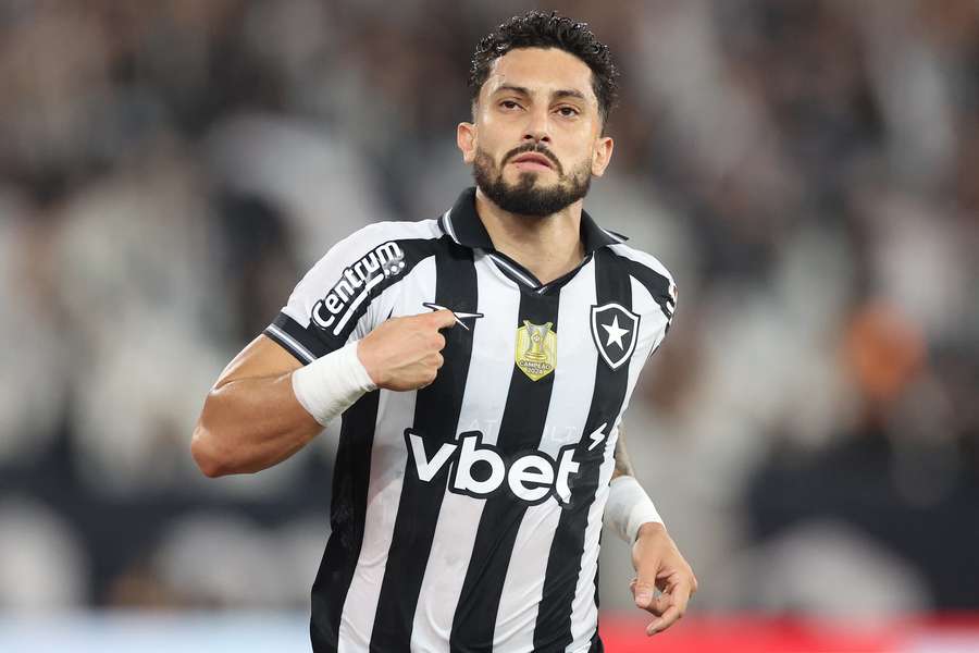Alex Telles foi do céu ao inferno em noite de eliminação do Botafogo