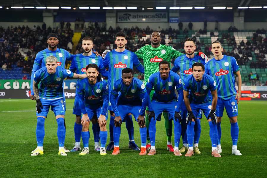 Echipa lui Rizespor, cu Mihăilă primul de stânga jos