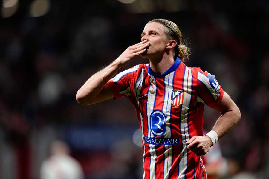 Gallagher dobrou vantagem colchonera com gol de cabeça