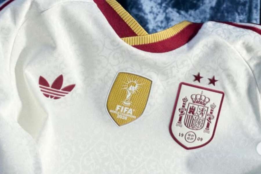 Camiseta blanca de España con las dos estrellas Camiseta blanca de España con las dos estrellas