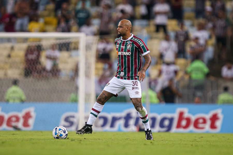 O volante durante 1 a1 contra o Sporting Cristal