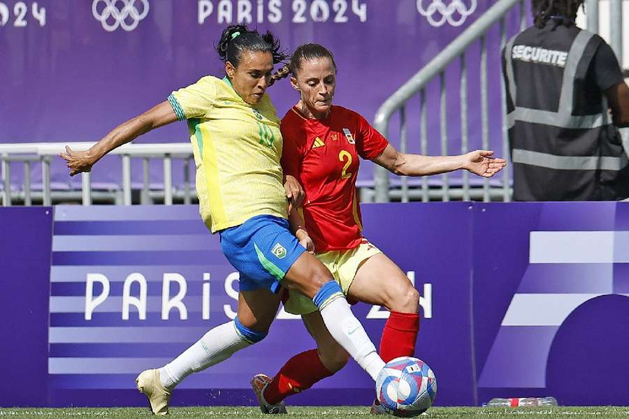 Marta durante disputa na partida contra a Espanha, em Bordéus