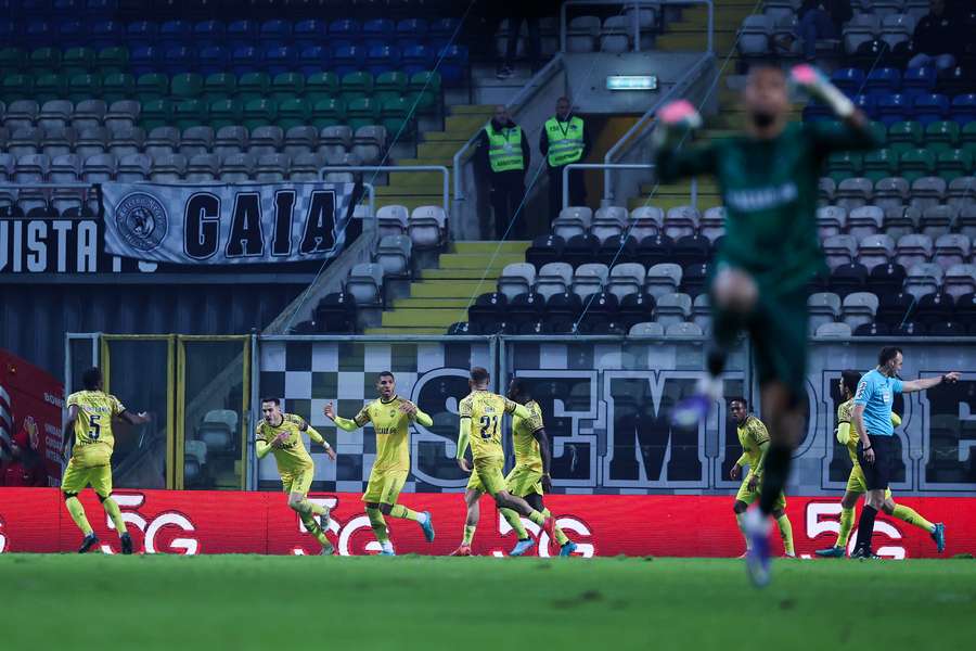 Jô puniu a displicência axadrezada com o empate perto do apito final