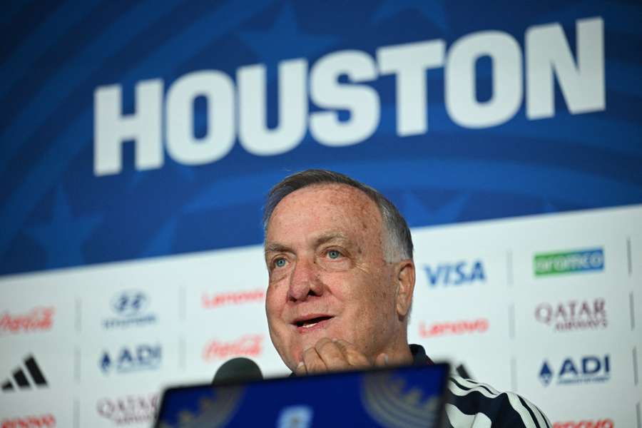 Advocaat atiende a los medios en rueda de prensa Advocaat atiende a los medios en rueda de prensa