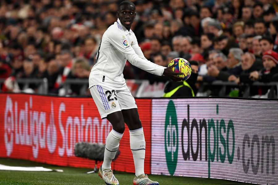 Mendy recoge el balón durante un partido del Real Madrid.