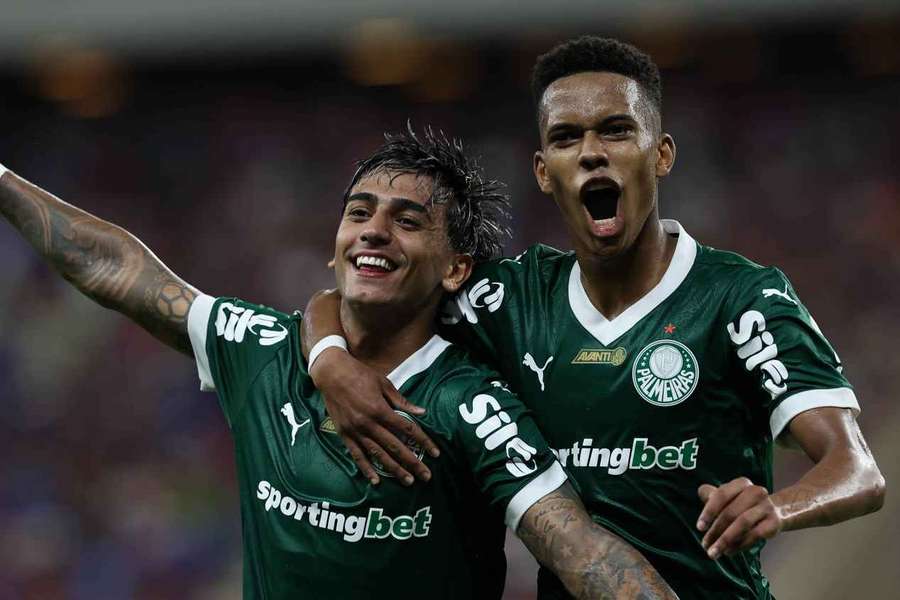 O Palmeiras venceu fora de casa e assumiu a ponta da Série A