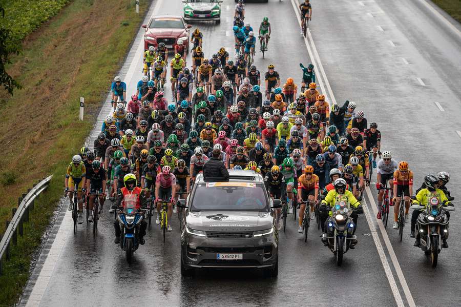 Do druhé etapy vyrazil peloton z Olomouce za nepříznivého počasí.