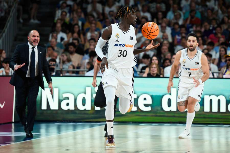 N'Diaye maneja el balón durante la final de la acb ante el Valencia Basket