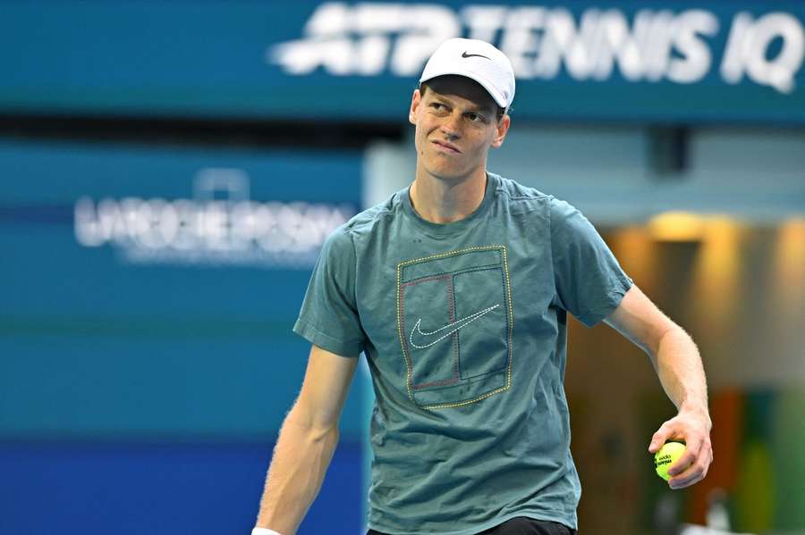 Jannik Sinner si allena a Miami
