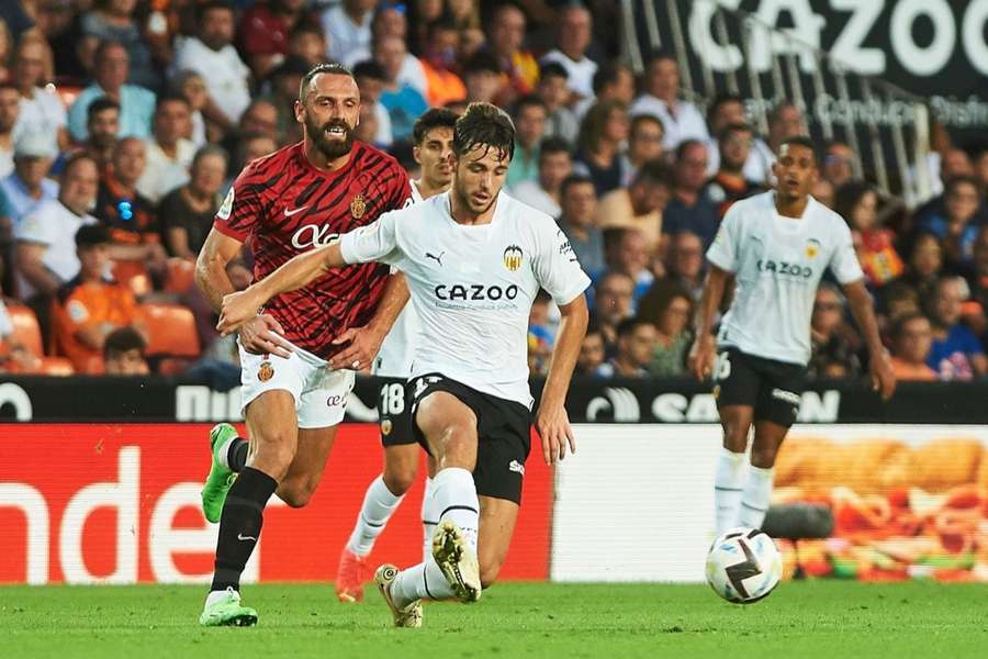 Nico González entrega un balón en Mestalla