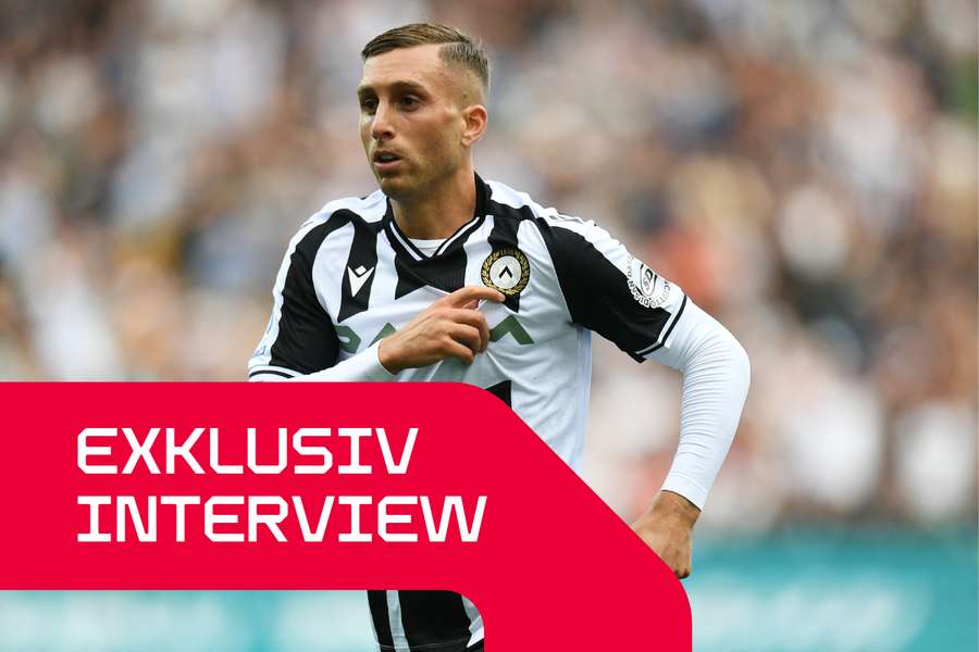 Deulofeu zeigt auf das Udinese-Wappen; den Verein, der seit seiner schweren Verletzung immer an seiner Seite war.