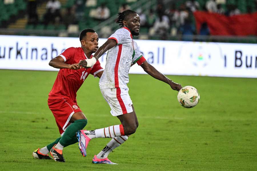 Bertrand Traore in actie voor Burkina Faso