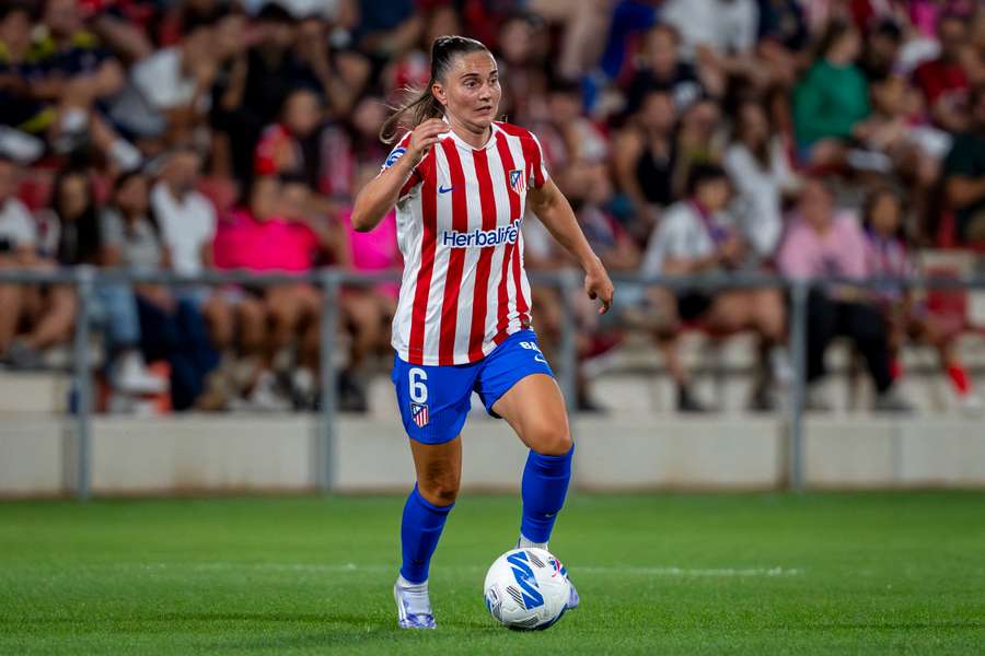 Bøe Risa conduce el balón