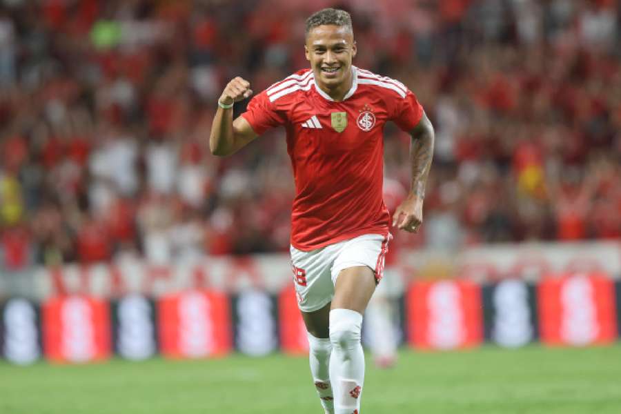 Vitinho marcou duas vezes na goleada do Internacional Vitinho marcou duas vezes na goleada do Internacional