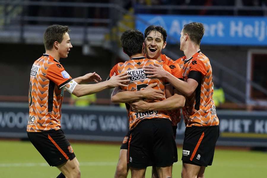 De spelers van FC Volendam vieren de 2-0 van Van Mieghem