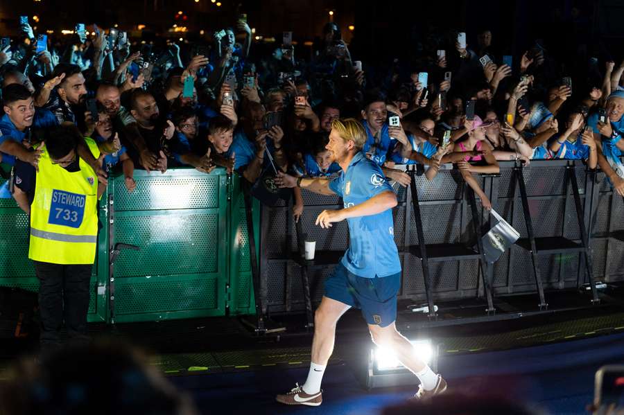 De Bruyne saluta i tifosi al momento della festa De Bruyne saluta i tifosi al momento della festa