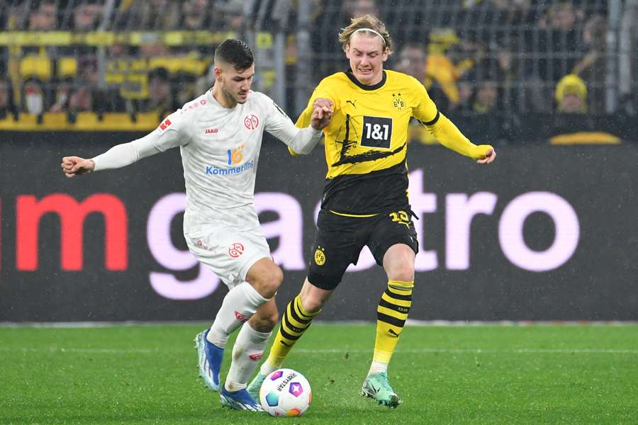 Stefan Bell z Mainz i Julian Brandt z Dortmundu walczą o piłkę