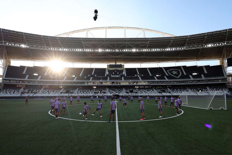 Com técnico interino, o Glorioso treina no Nilton Santos antes da decisão