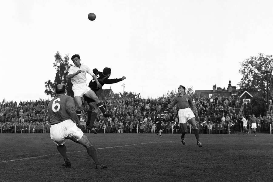 François Remetter, dans les airs, avec les Bleus le 11 juin 1958 face à la Yougoslavie. 