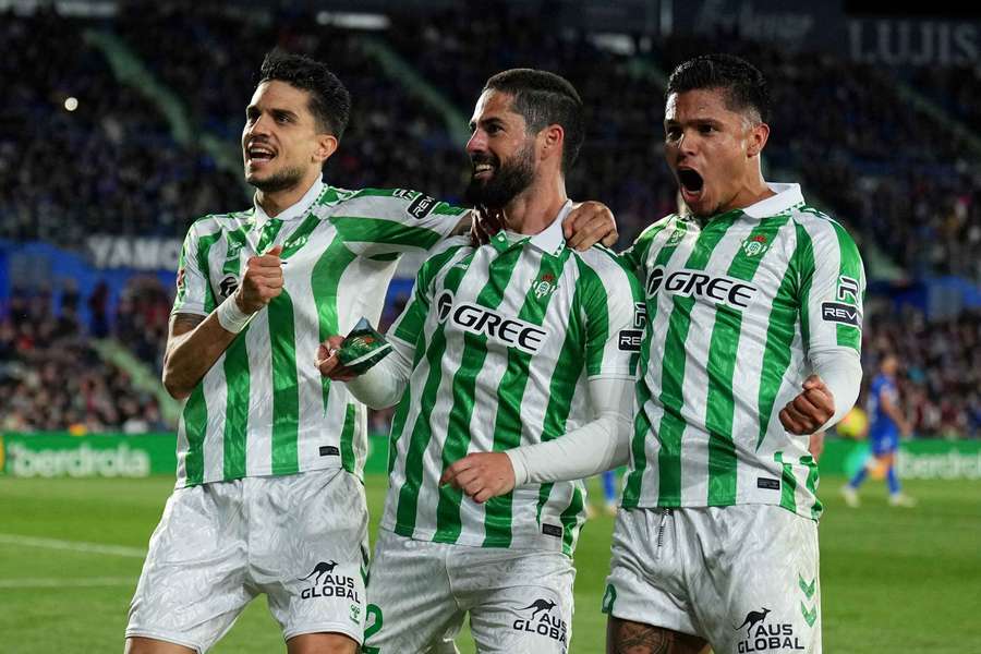 Isco, con Bartra y Cucho, celebra el segundo gol del Betis