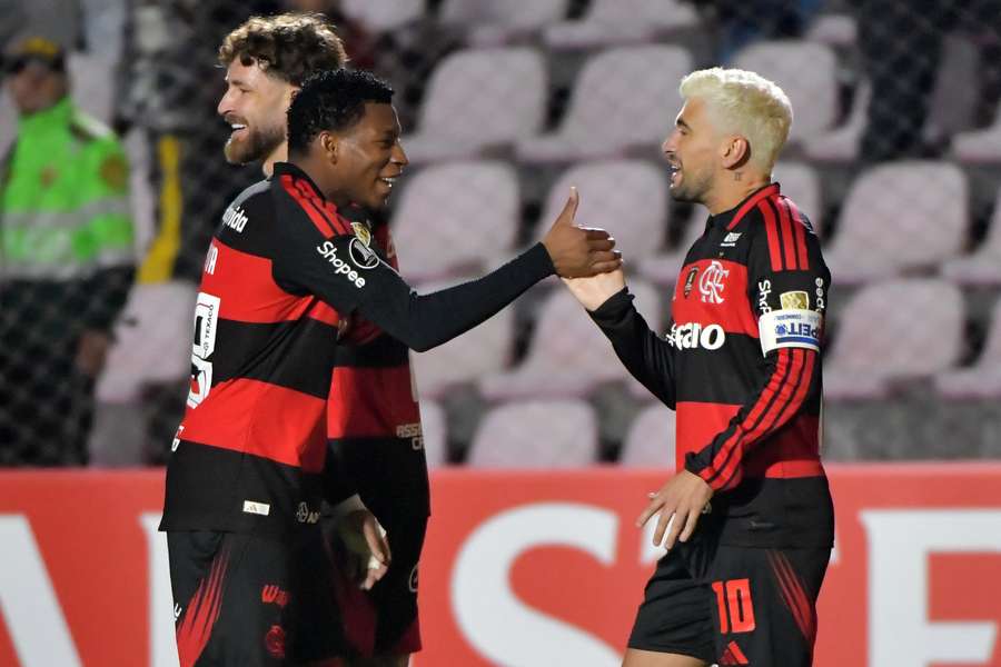 Arrascaeta cumprimenta Plata após gol que selou o triunfo do Flamengo