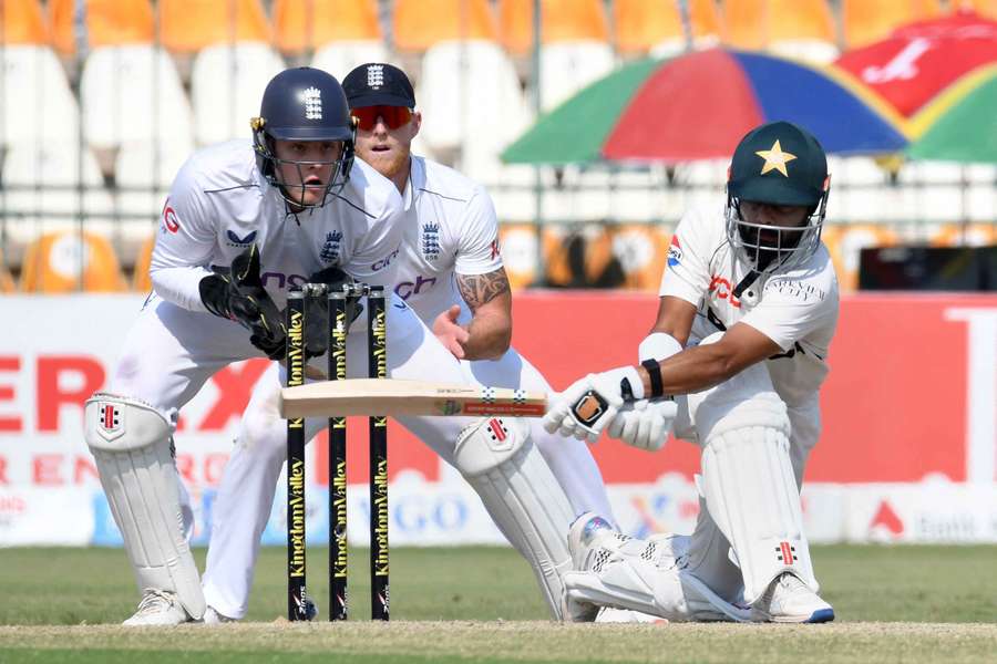 England stutter in victory pursuit with Pakistan in charge of second Test