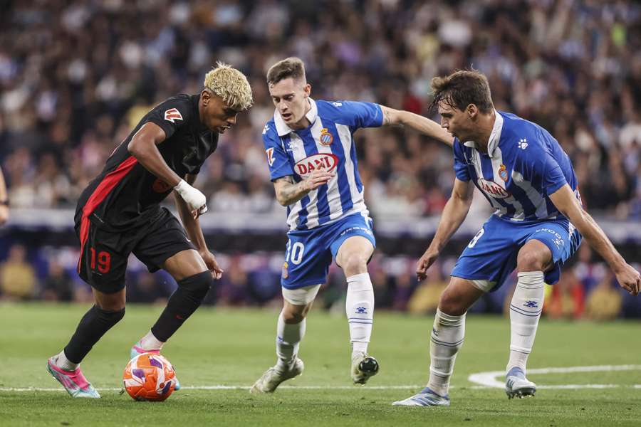 Lamine Yamal perante Pol Lozano e Urko González