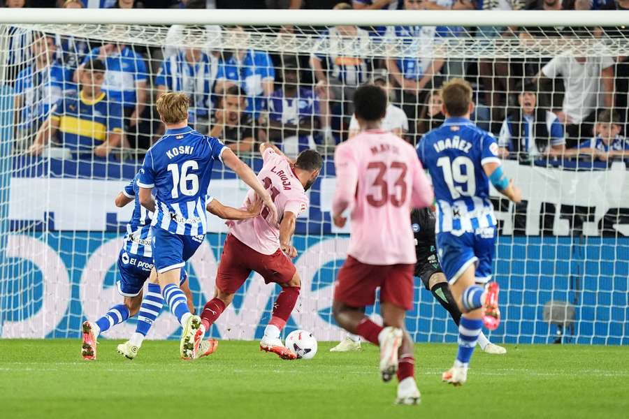 Rioja, anotando el gol Rioja, anotando el gol