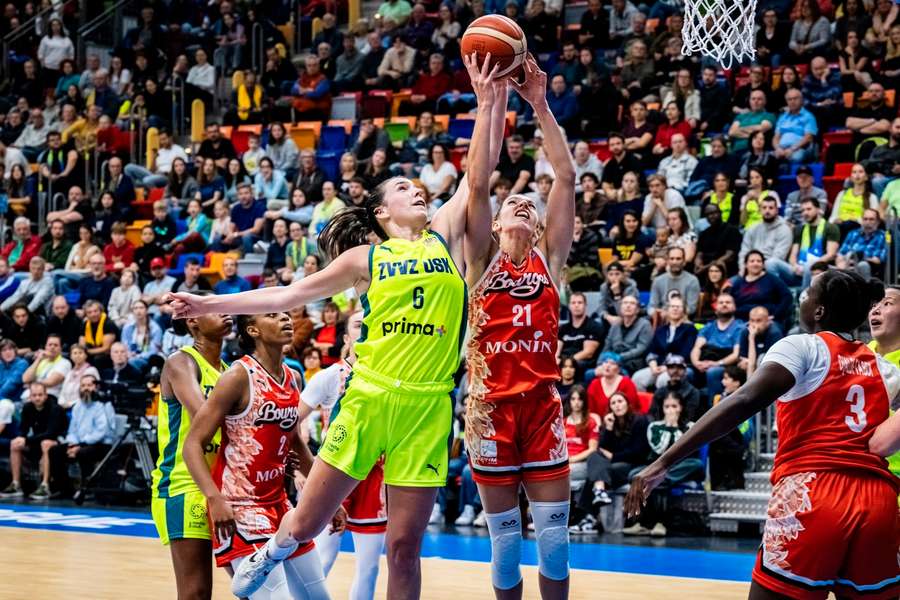 Carletonová (vlevo) v souboji s Guapovou z Bourges. Carletonová (vlevo) v souboji s Guapovou z Bourges.