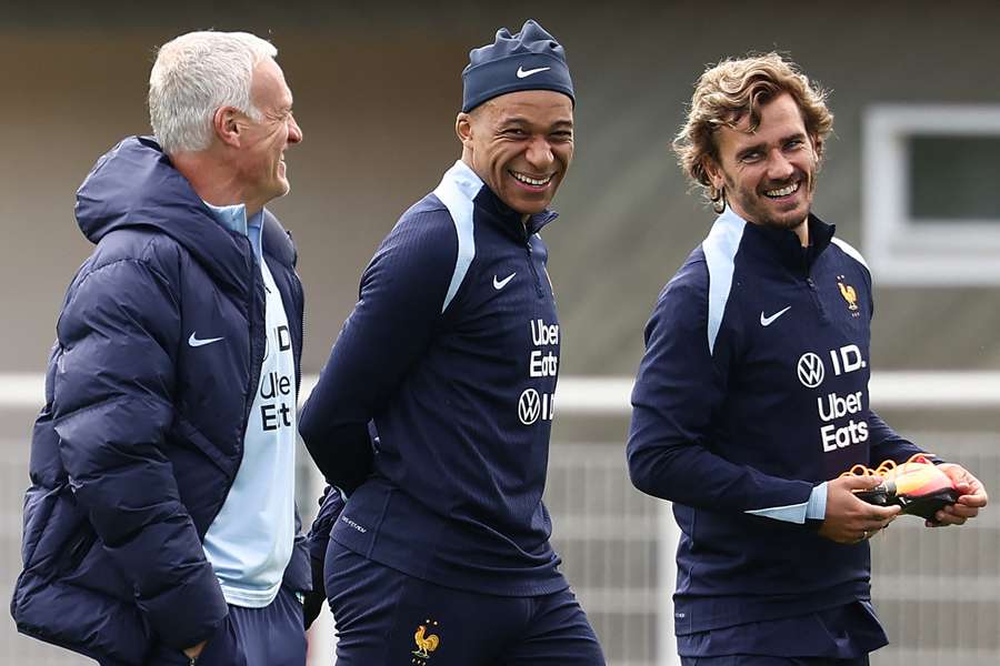 Didier Deschamps (L), Kylian Mbappé en Antoine Griezmann hebben samen al vele successen gevierd